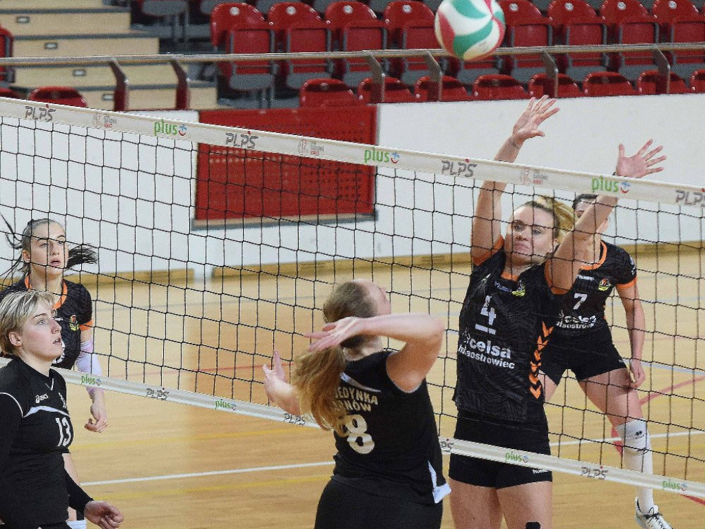 II liga siatkówki kobiet. Grupa IV. *KSZO SMS Ostrowiec Świętokrzyski - Jedynka Tarnów 3:1