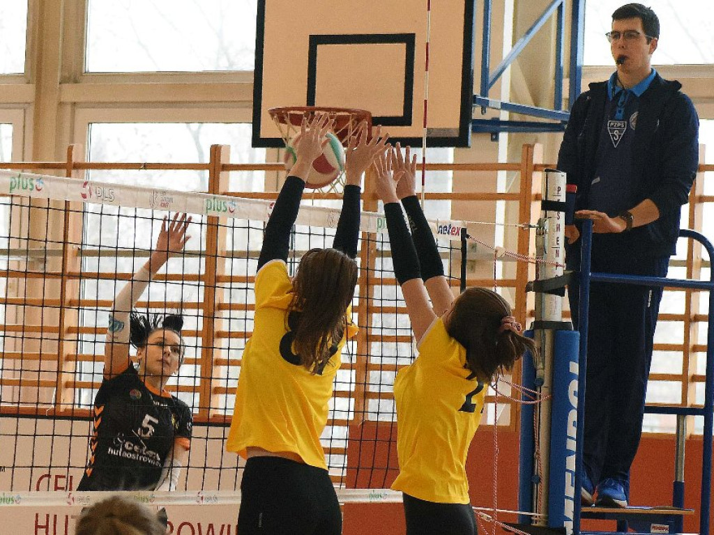 Świętokrzyska Liga Juniorek. *KSZO SMS Ostrowiec Świętokrzyski ? MKS Gala Skarżysko 3:0