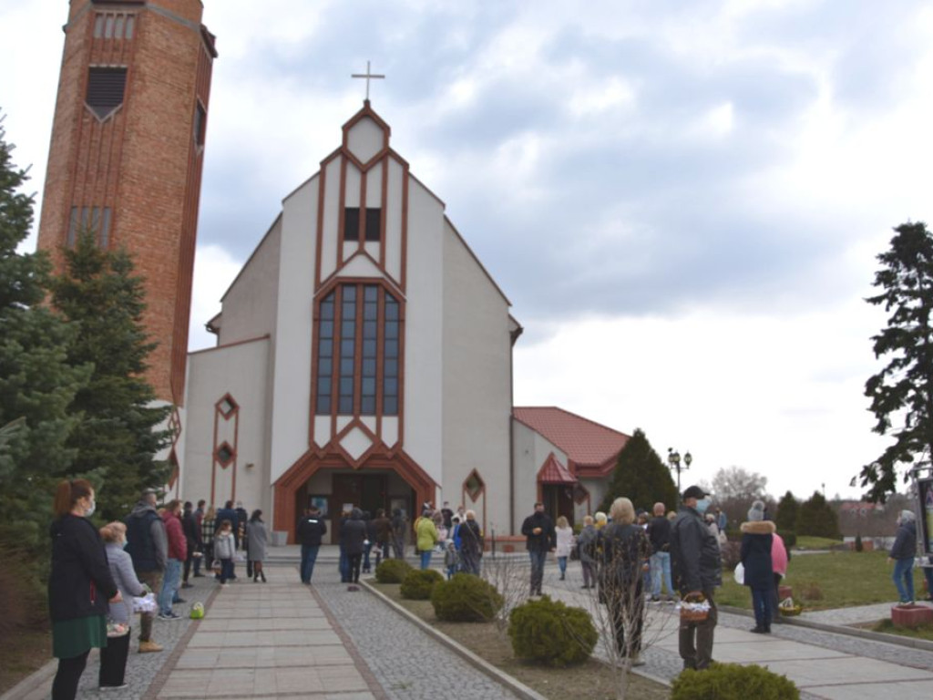 Adoracje przy Grobach Pańskich i święcenie pokarmów w ostrowieckich świątyniach (zdjęcia)