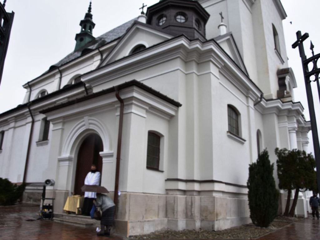 Adoracje przy Grobach Pańskich i święcenie pokarmów w ostrowieckich świątyniach (zdjęcia)