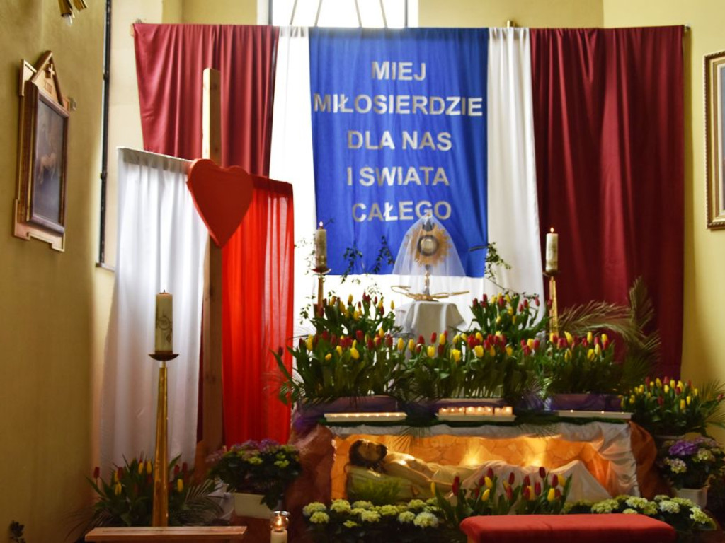 Adoracje przy Grobach Pańskich i święcenie pokarmów w ostrowieckich świątyniach (zdjęcia)