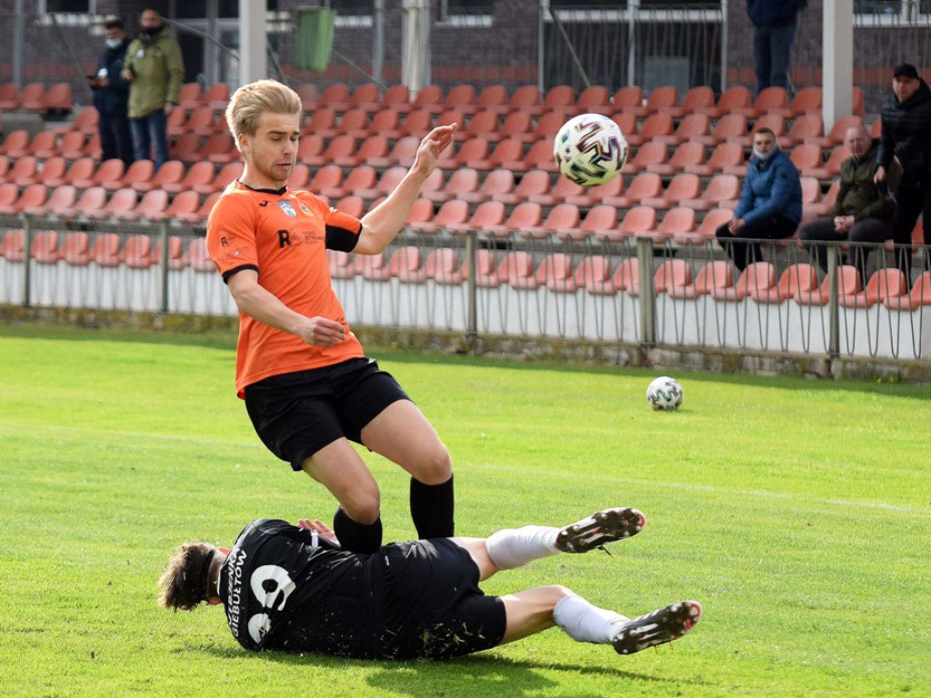 III liga piłkarska. Grupa IV. *KP KSZO 1929 Ostrowiec Świętokrzyski - Jutrzenka Giebułtów 2:3