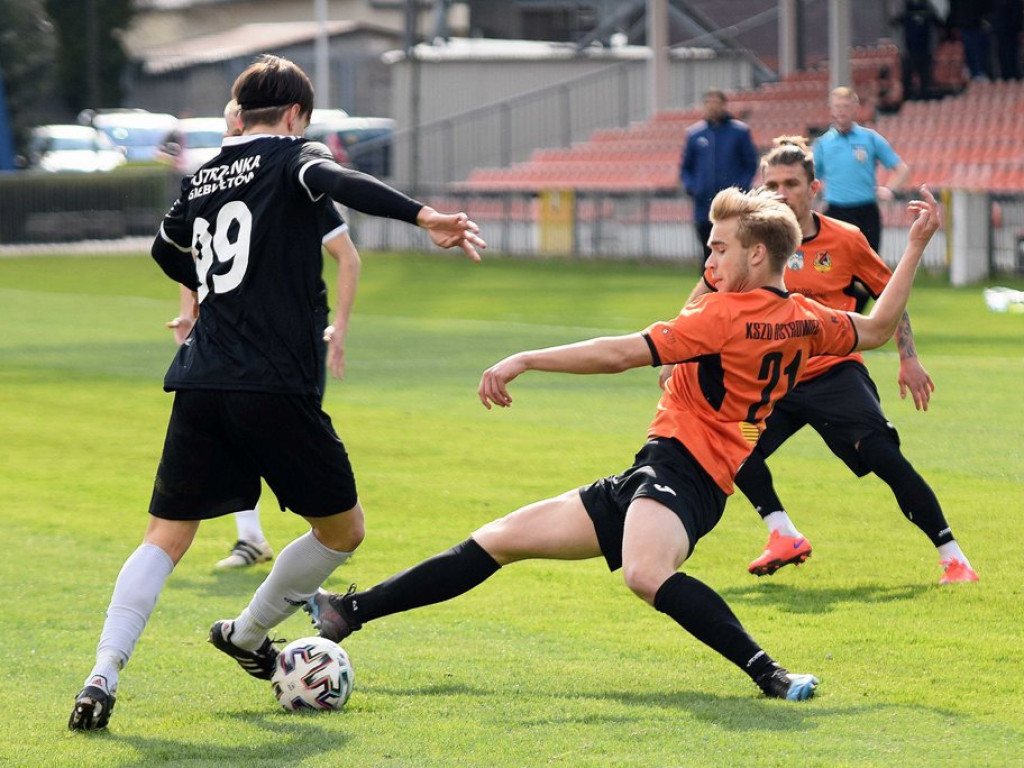 III liga piłkarska. Grupa IV. *KP KSZO 1929 Ostrowiec Świętokrzyski - Jutrzenka Giebułtów 2:3