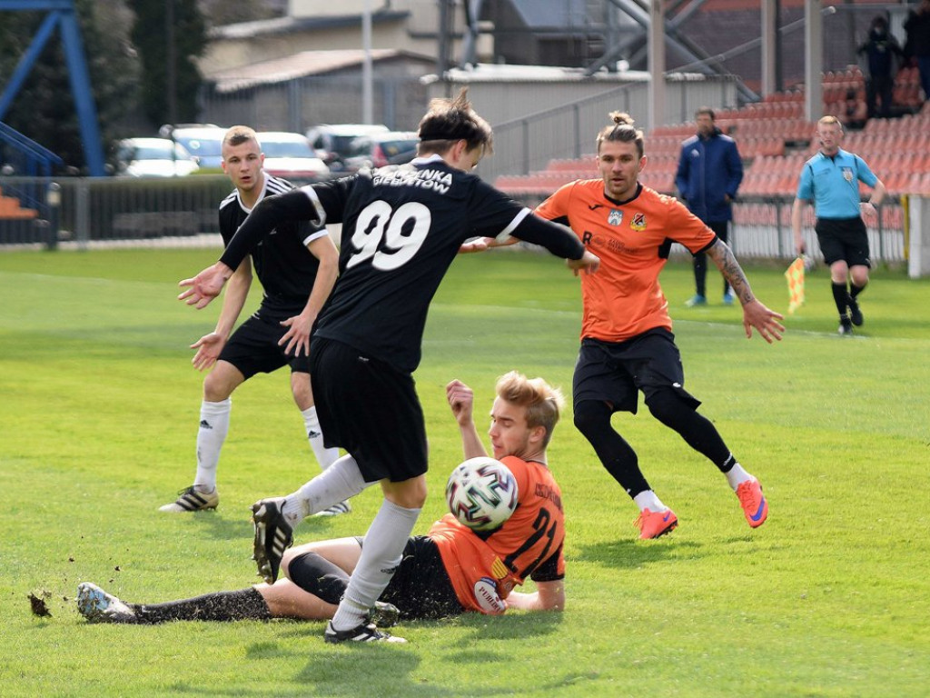 III liga piłkarska. Grupa IV. *KP KSZO 1929 Ostrowiec Świętokrzyski - Jutrzenka Giebułtów 2:3