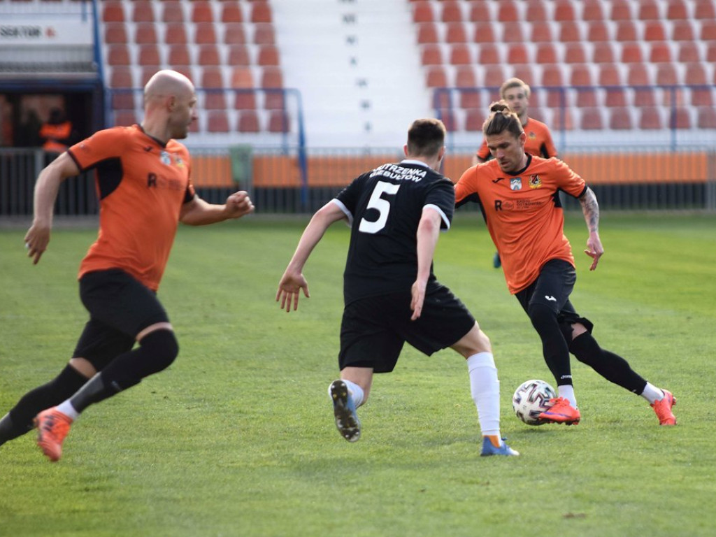 III liga piłkarska. Grupa IV. *KP KSZO 1929 Ostrowiec Świętokrzyski - Jutrzenka Giebułtów 2:3
