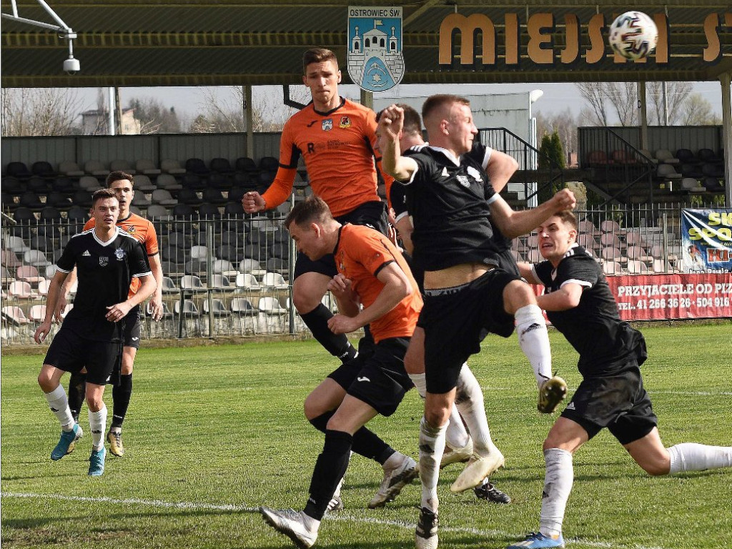 III liga piłkarska. Grupa IV. *KP KSZO 1929 Ostrowiec Świętokrzyski - Jutrzenka Giebułtów 2:3