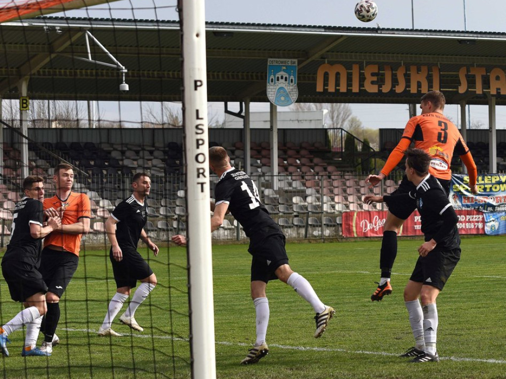 III liga piłkarska. Grupa IV. *KP KSZO 1929 Ostrowiec Świętokrzyski - Jutrzenka Giebułtów 2:3