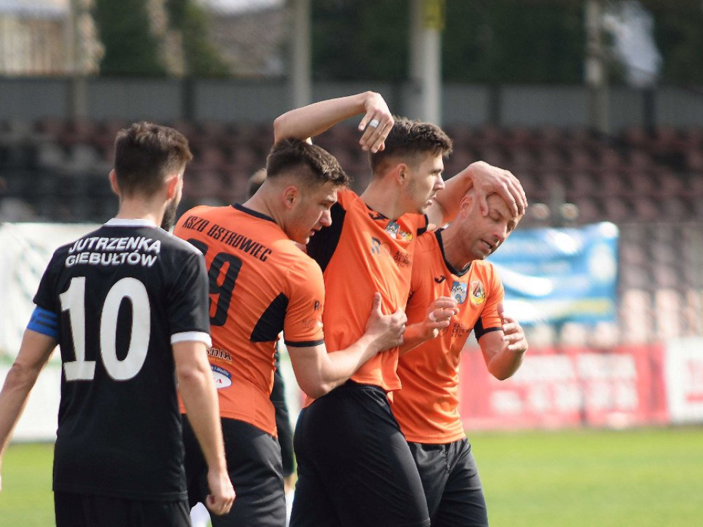 III liga piłkarska. Grupa IV. *KP KSZO 1929 Ostrowiec Świętokrzyski - Jutrzenka Giebułtów 2:3