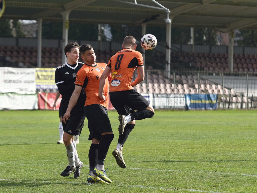III liga piłkarska. Grupa IV. *KP KSZO 1929 Ostrowiec Świętokrzyski - Jutrzenka Giebułtów 2:3
