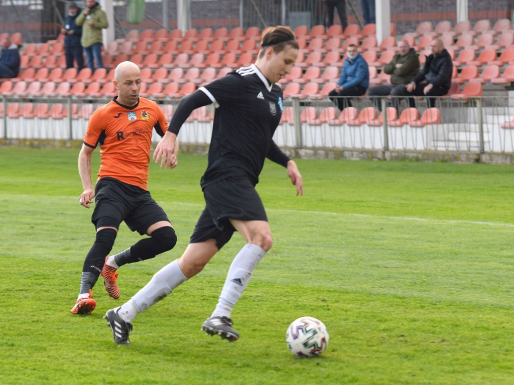 III liga piłkarska. Grupa IV. *KP KSZO 1929 Ostrowiec Świętokrzyski - Jutrzenka Giebułtów 2:3