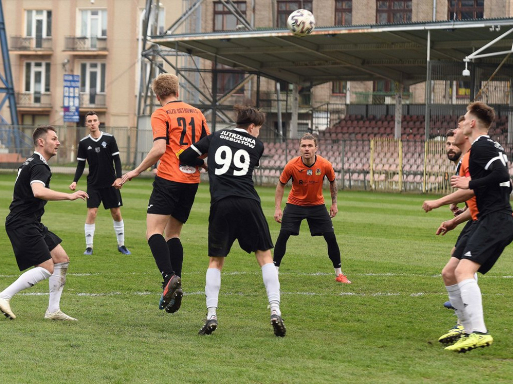 III liga piłkarska. Grupa IV. *KP KSZO 1929 Ostrowiec Świętokrzyski - Jutrzenka Giebułtów 2:3