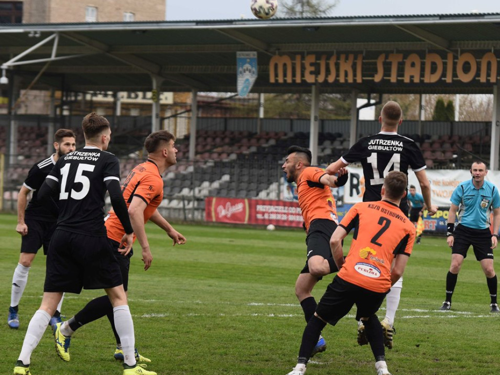 III liga piłkarska. Grupa IV. *KP KSZO 1929 Ostrowiec Świętokrzyski - Jutrzenka Giebułtów 2:3