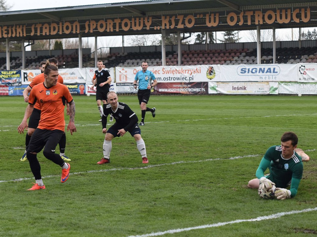 III liga piłkarska. Grupa IV. *KP KSZO 1929 Ostrowiec Świętokrzyski - Jutrzenka Giebułtów 2:3