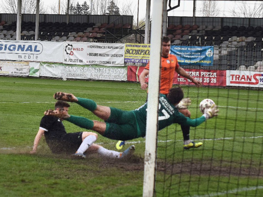 III liga piłkarska. Grupa IV. *KP KSZO 1929 Ostrowiec Świętokrzyski - Jutrzenka Giebułtów 2:3