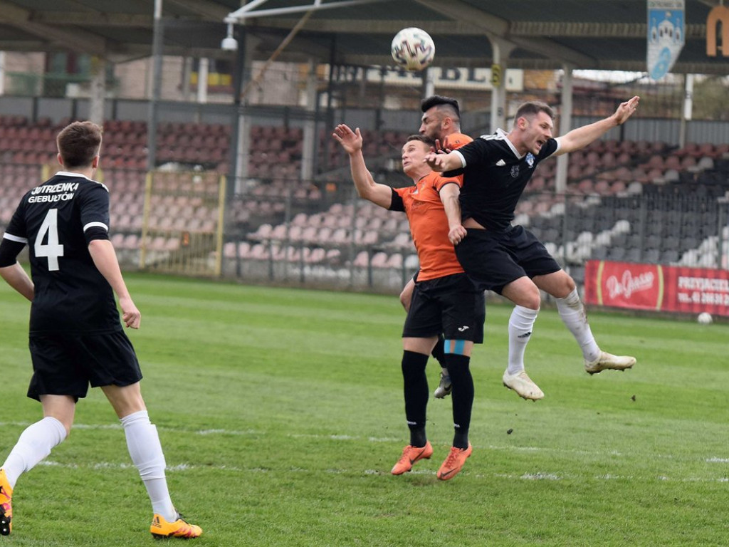 III liga piłkarska. Grupa IV. *KP KSZO 1929 Ostrowiec Świętokrzyski - Jutrzenka Giebułtów 2:3