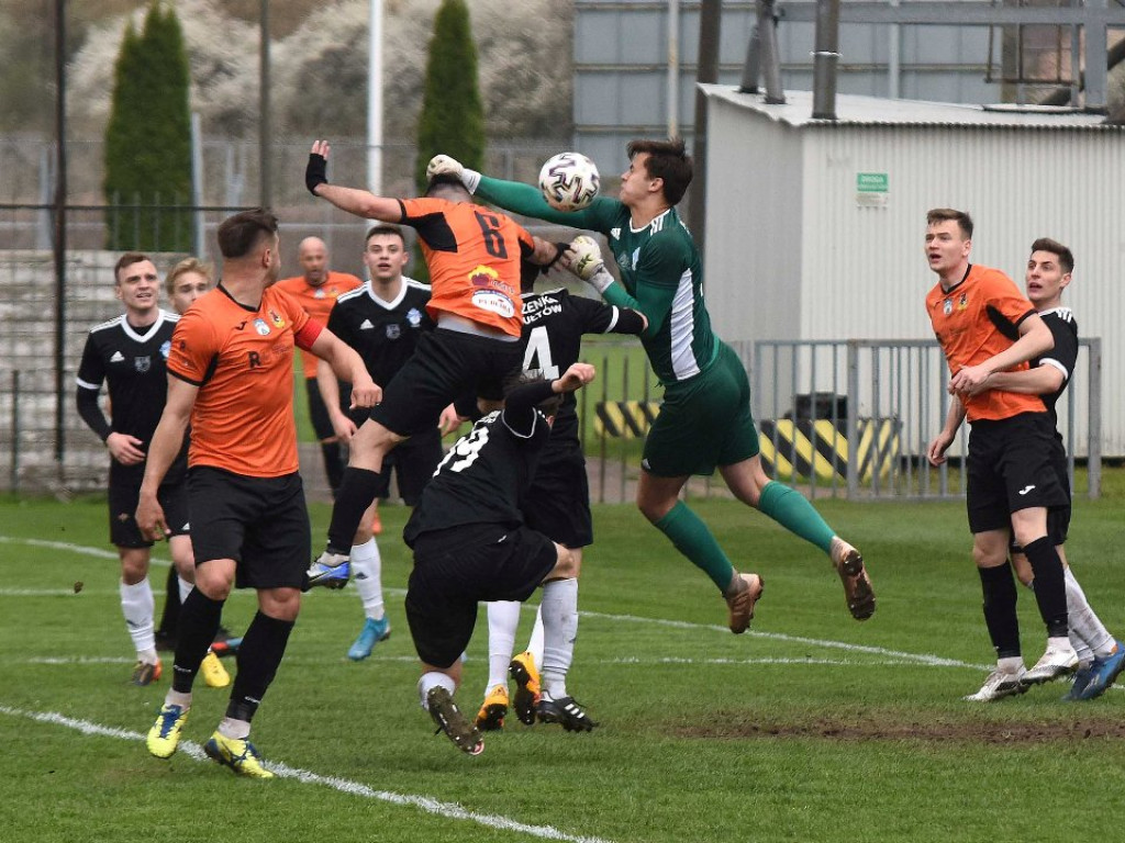 III liga piłkarska. Grupa IV. *KP KSZO 1929 Ostrowiec Świętokrzyski - Jutrzenka Giebułtów 2:3