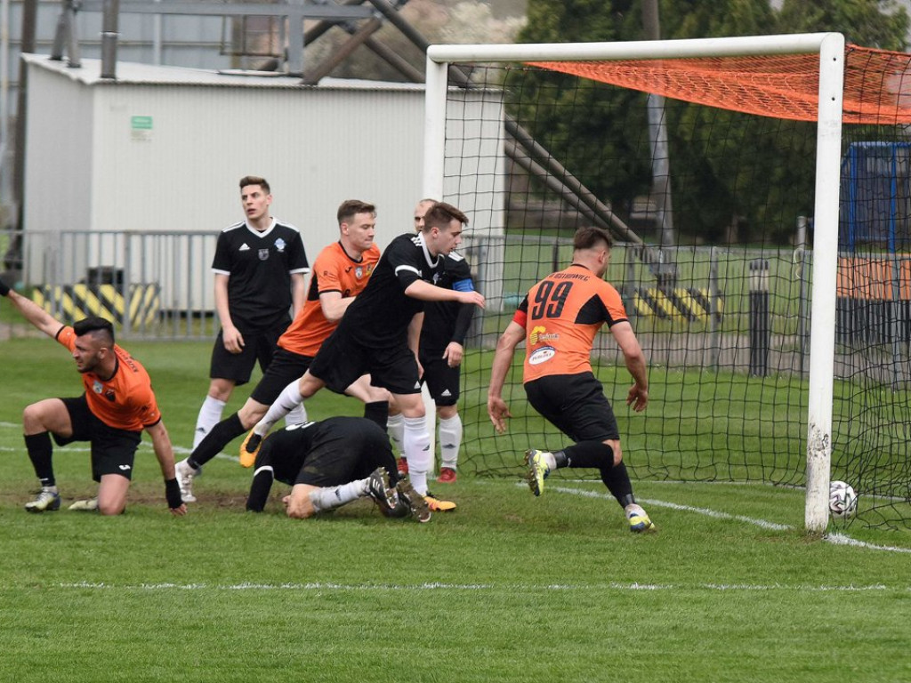 III liga piłkarska. Grupa IV. *KP KSZO 1929 Ostrowiec Świętokrzyski - Jutrzenka Giebułtów 2:3