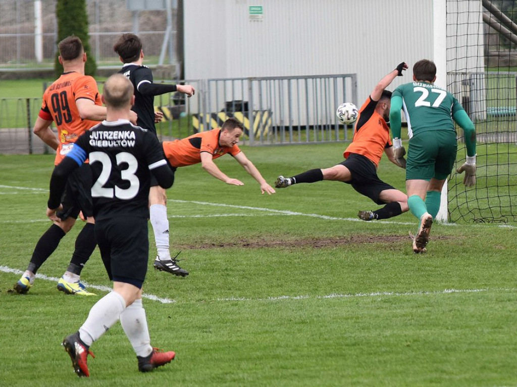 III liga piłkarska. Grupa IV. *KP KSZO 1929 Ostrowiec Świętokrzyski - Jutrzenka Giebułtów 2:3