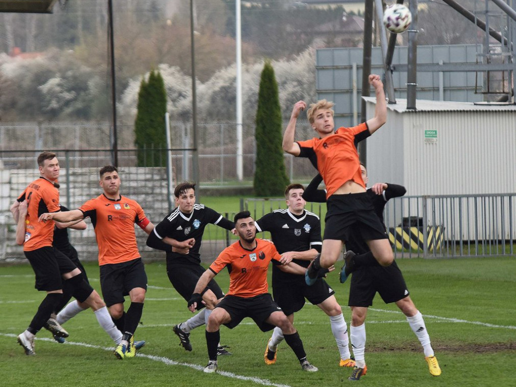 III liga piłkarska. Grupa IV. *KP KSZO 1929 Ostrowiec Świętokrzyski - Jutrzenka Giebułtów 2:3