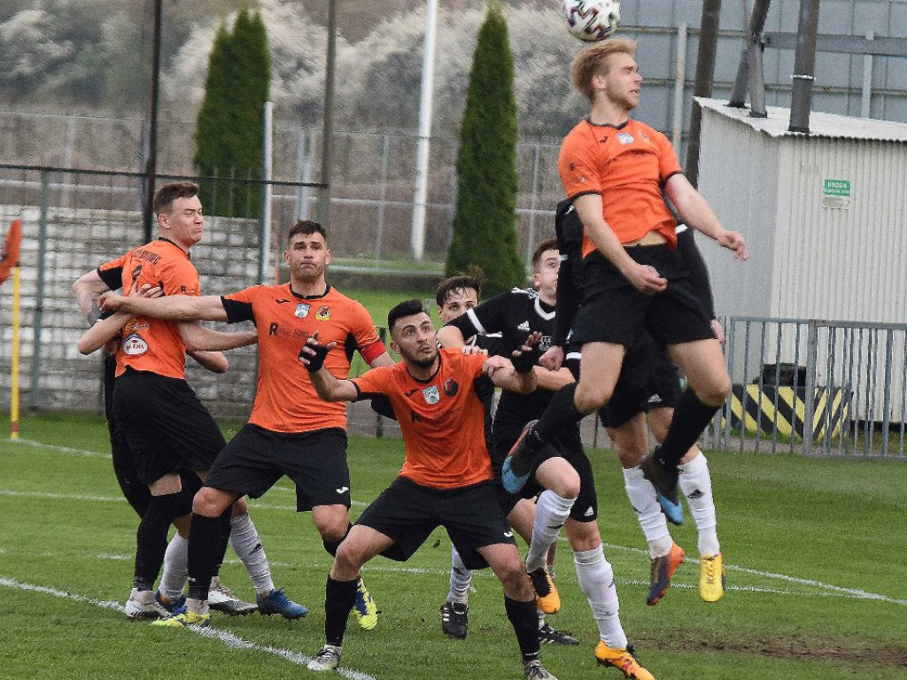 III liga piłkarska. Grupa IV. *KP KSZO 1929 Ostrowiec Świętokrzyski - Jutrzenka Giebułtów 2:3