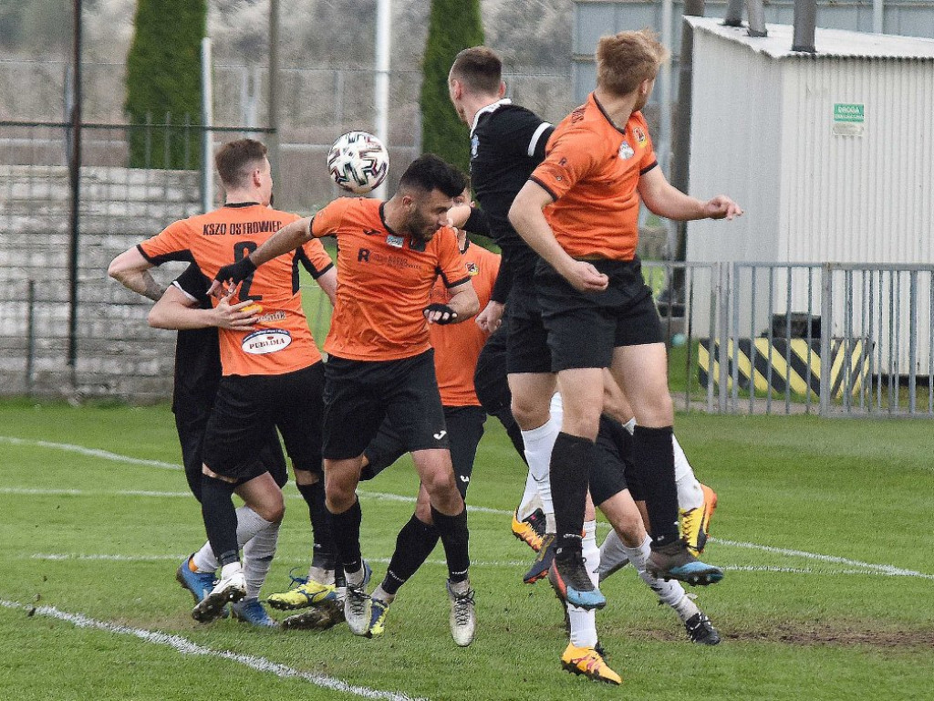 III liga piłkarska. Grupa IV. *KP KSZO 1929 Ostrowiec Świętokrzyski - Jutrzenka Giebułtów 2:3
