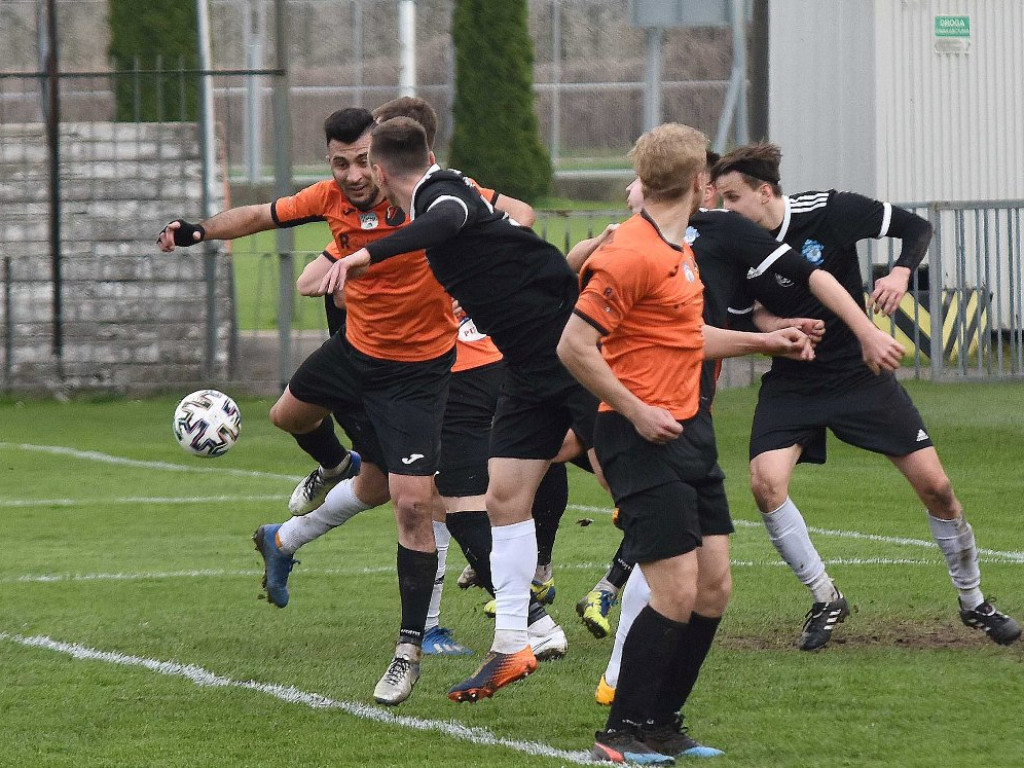 III liga piłkarska. Grupa IV. *KP KSZO 1929 Ostrowiec Świętokrzyski - Jutrzenka Giebułtów 2:3