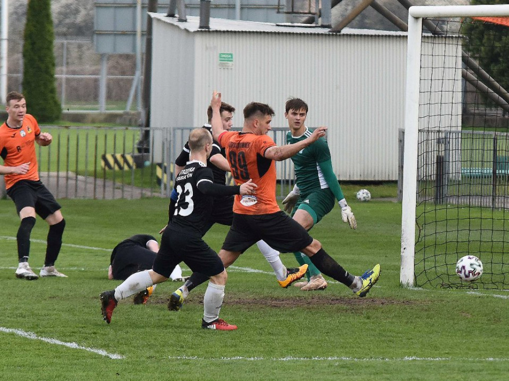 III liga piłkarska. Grupa IV. *KP KSZO 1929 Ostrowiec Świętokrzyski - Jutrzenka Giebułtów 2:3