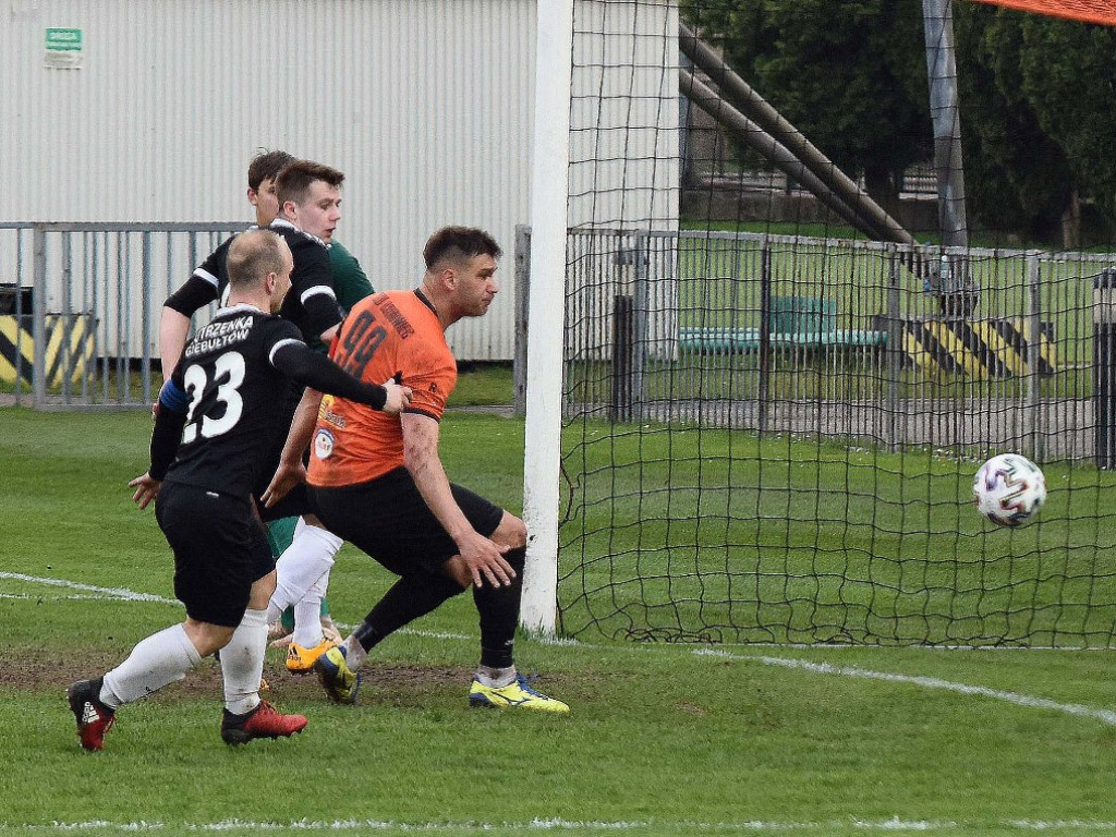 III liga piłkarska. Grupa IV. *KP KSZO 1929 Ostrowiec Świętokrzyski - Jutrzenka Giebułtów 2:3