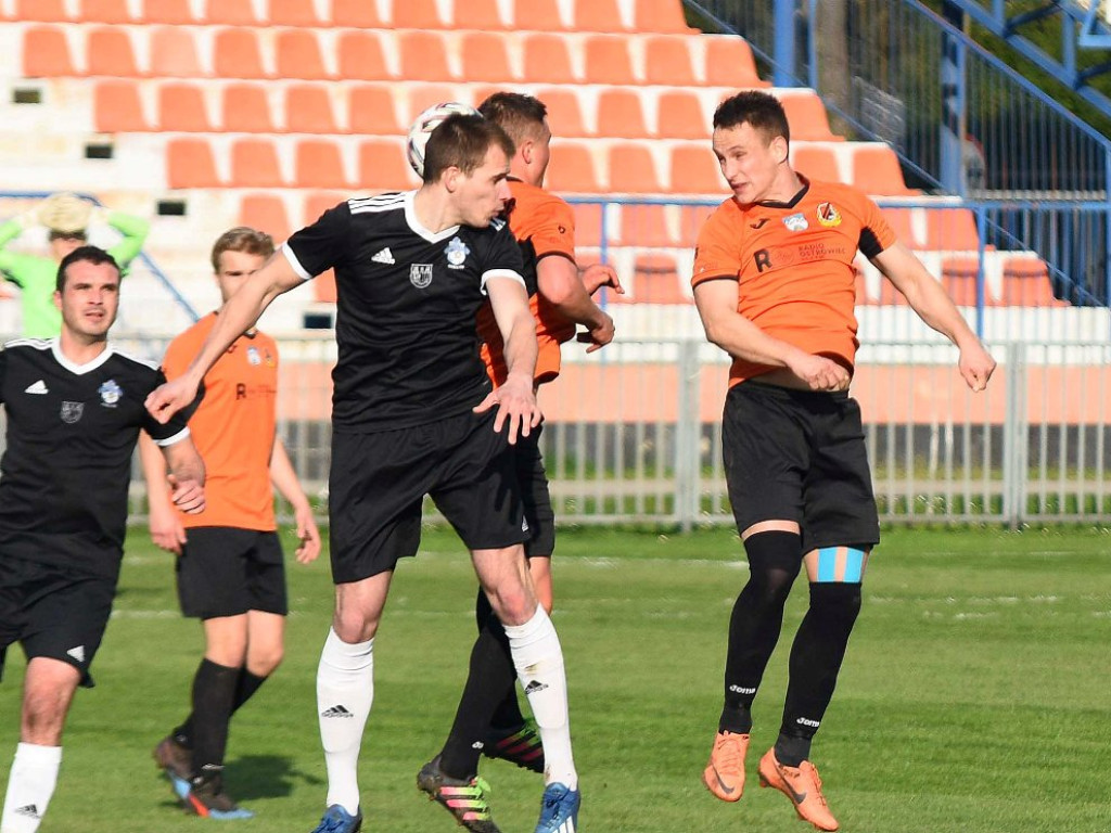 III liga piłkarska. Grupa IV. *KP KSZO 1929 Ostrowiec Świętokrzyski - Jutrzenka Giebułtów 2:3