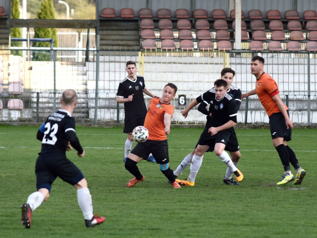 III liga piłkarska. Grupa IV. *KP KSZO 1929 Ostrowiec Świętokrzyski - Jutrzenka Giebułtów 2:3