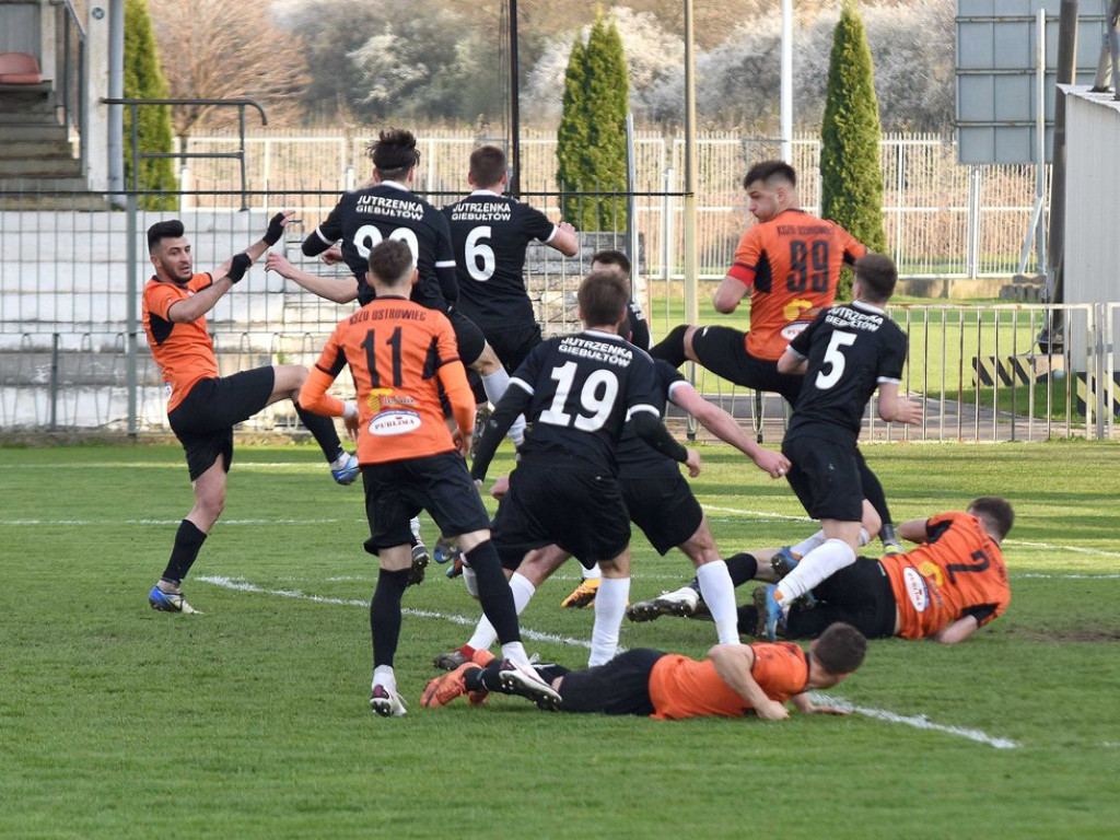 III liga piłkarska. Grupa IV. *KP KSZO 1929 Ostrowiec Świętokrzyski - Jutrzenka Giebułtów 2:3