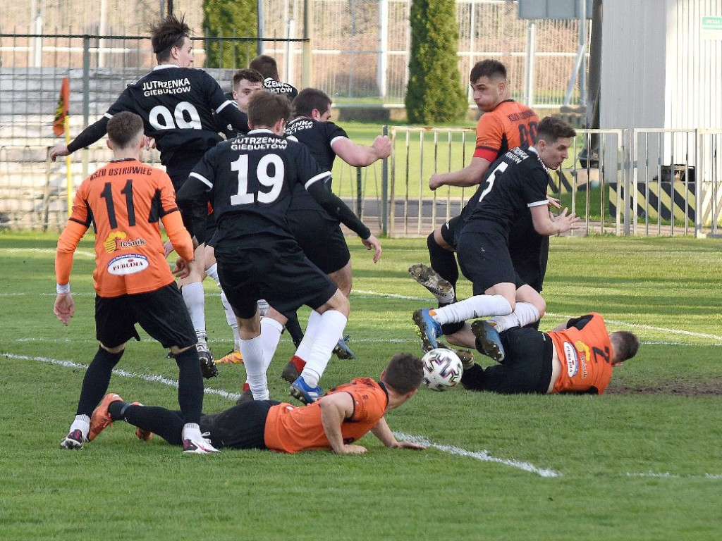III liga piłkarska. Grupa IV. *KP KSZO 1929 Ostrowiec Świętokrzyski - Jutrzenka Giebułtów 2:3