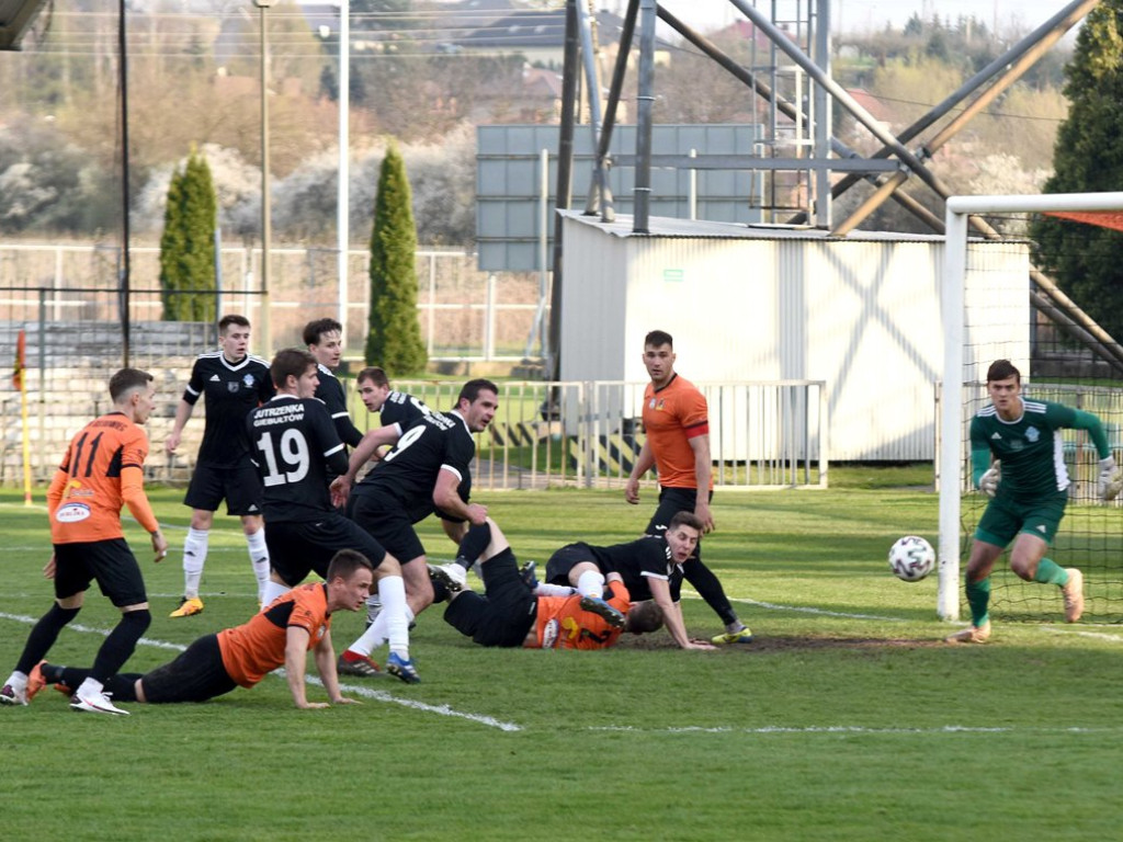 III liga piłkarska. Grupa IV. *KP KSZO 1929 Ostrowiec Świętokrzyski - Jutrzenka Giebułtów 2:3