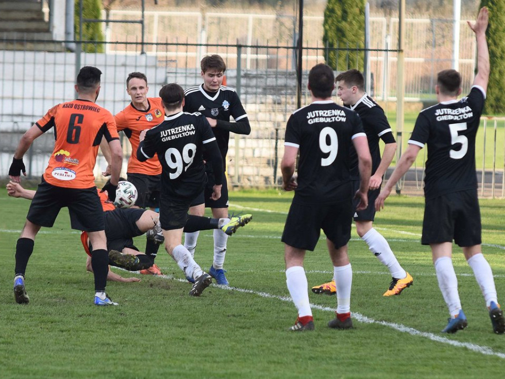 III liga piłkarska. Grupa IV. *KP KSZO 1929 Ostrowiec Świętokrzyski - Jutrzenka Giebułtów 2:3