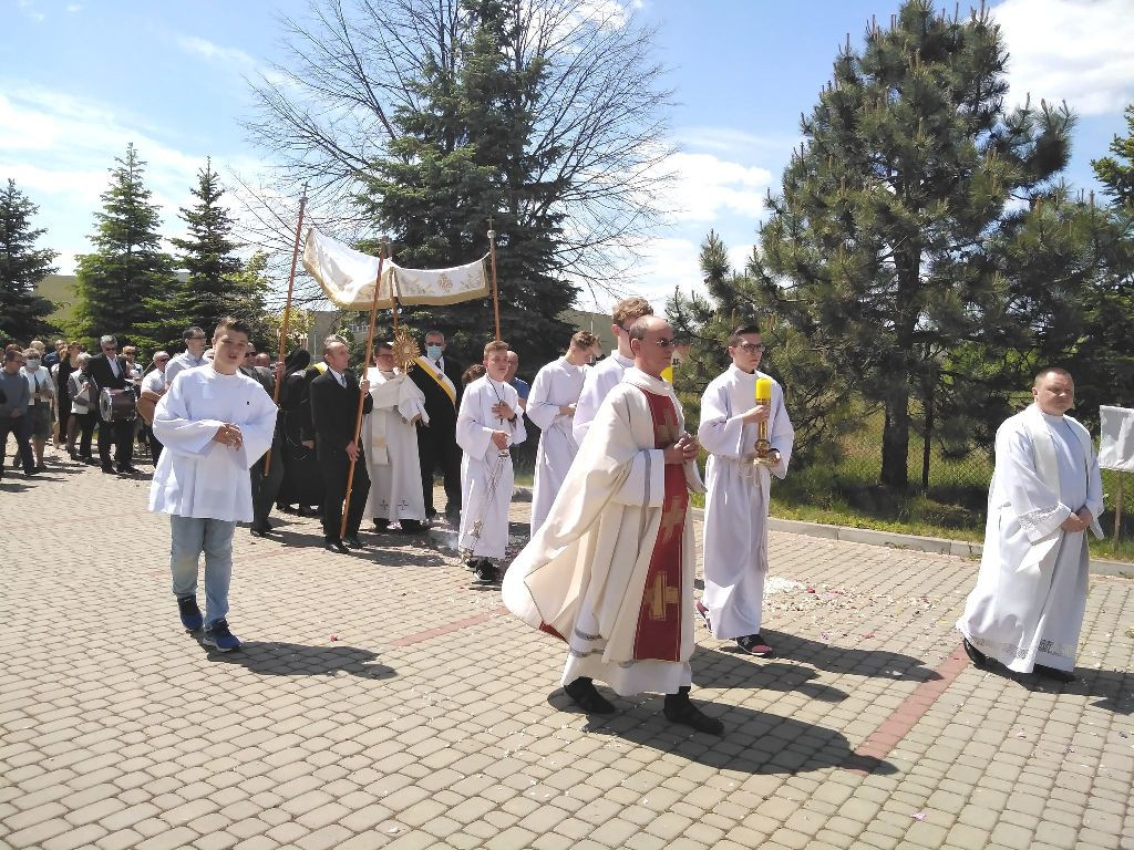 Uroczystość Bożego Ciała i procesja eucharystyczna w parafii pw. Św. Jadwigi w Ostrowcu Świętokrzyskim