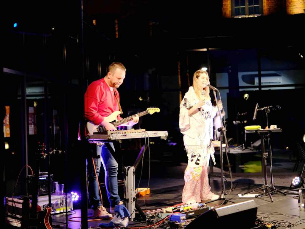 Karolina Czarnecka na letniej scenie Ostrowieckiego Browaru Kultury