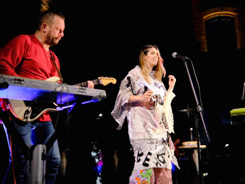 Karolina Czarnecka na letniej scenie Ostrowieckiego Browaru Kultury