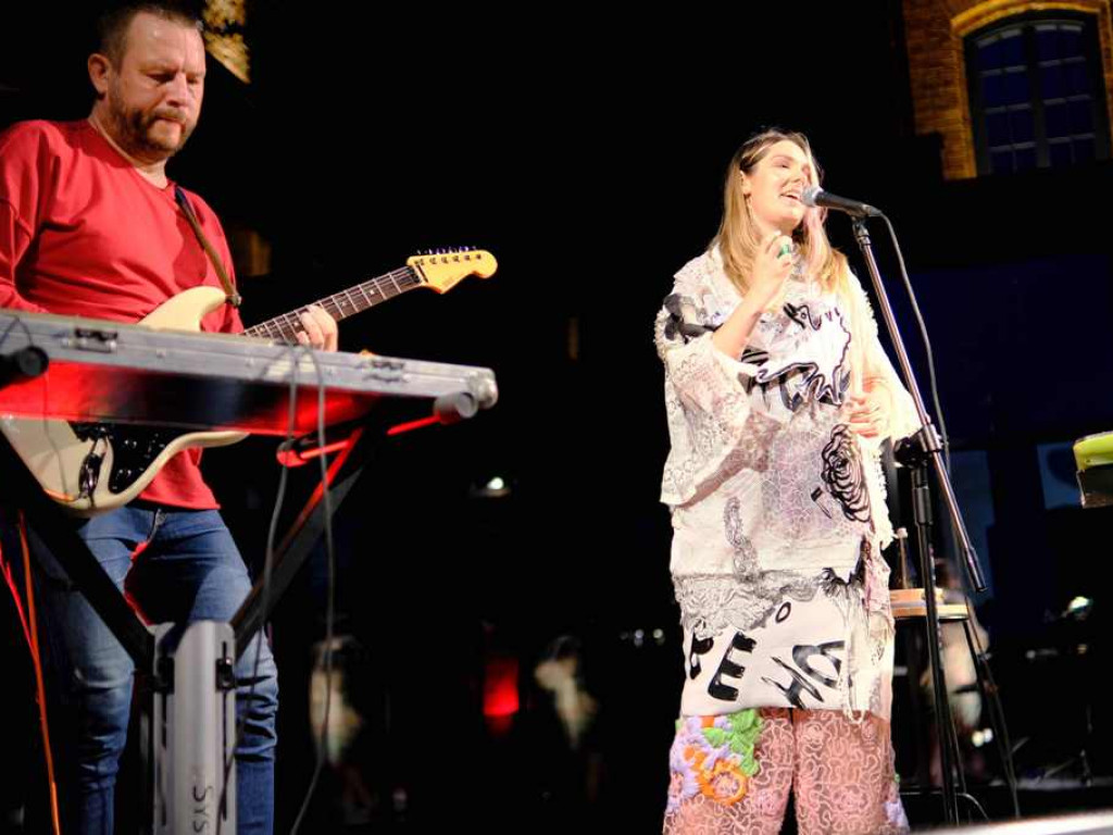Karolina Czarnecka na letniej scenie Ostrowieckiego Browaru Kultury