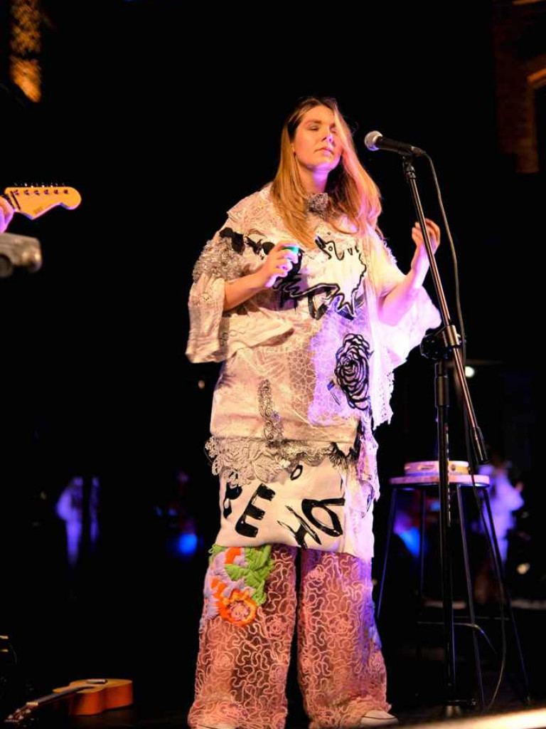 Karolina Czarnecka na letniej scenie Ostrowieckiego Browaru Kultury