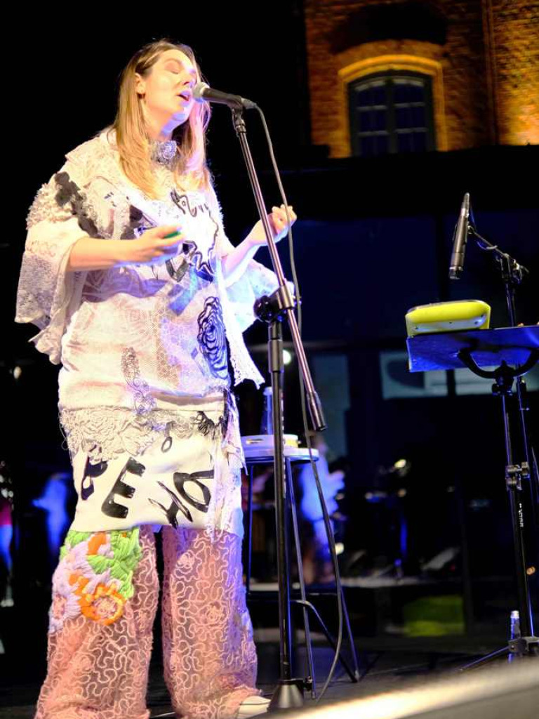 Karolina Czarnecka na letniej scenie Ostrowieckiego Browaru Kultury