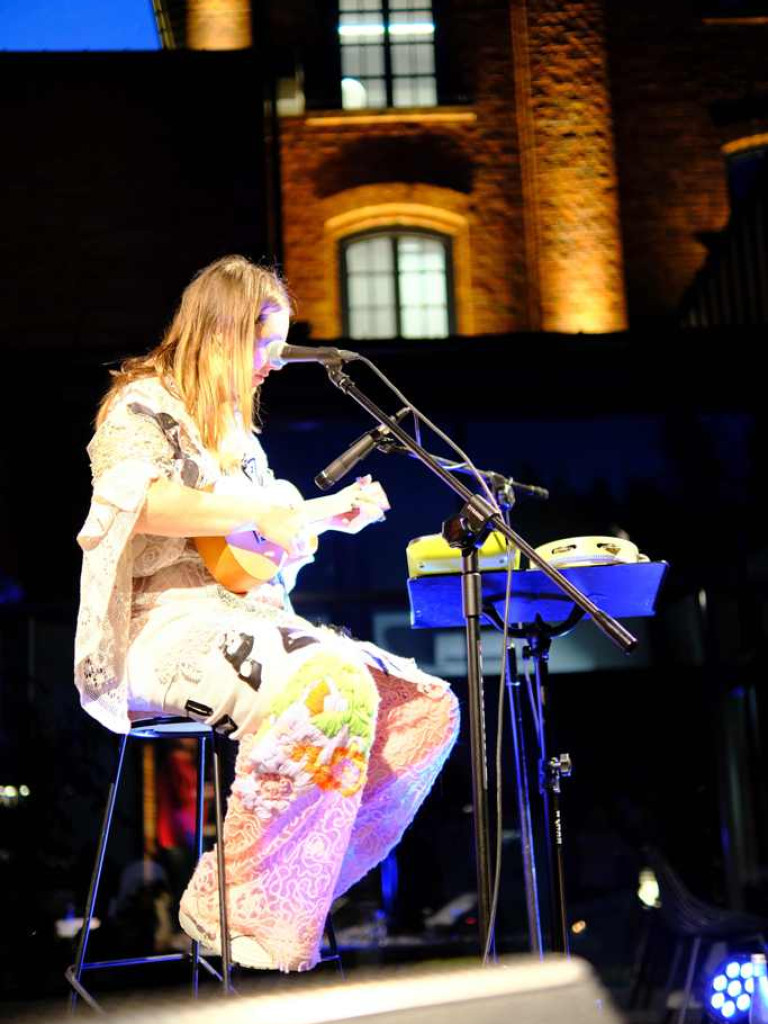 Karolina Czarnecka na letniej scenie Ostrowieckiego Browaru Kultury