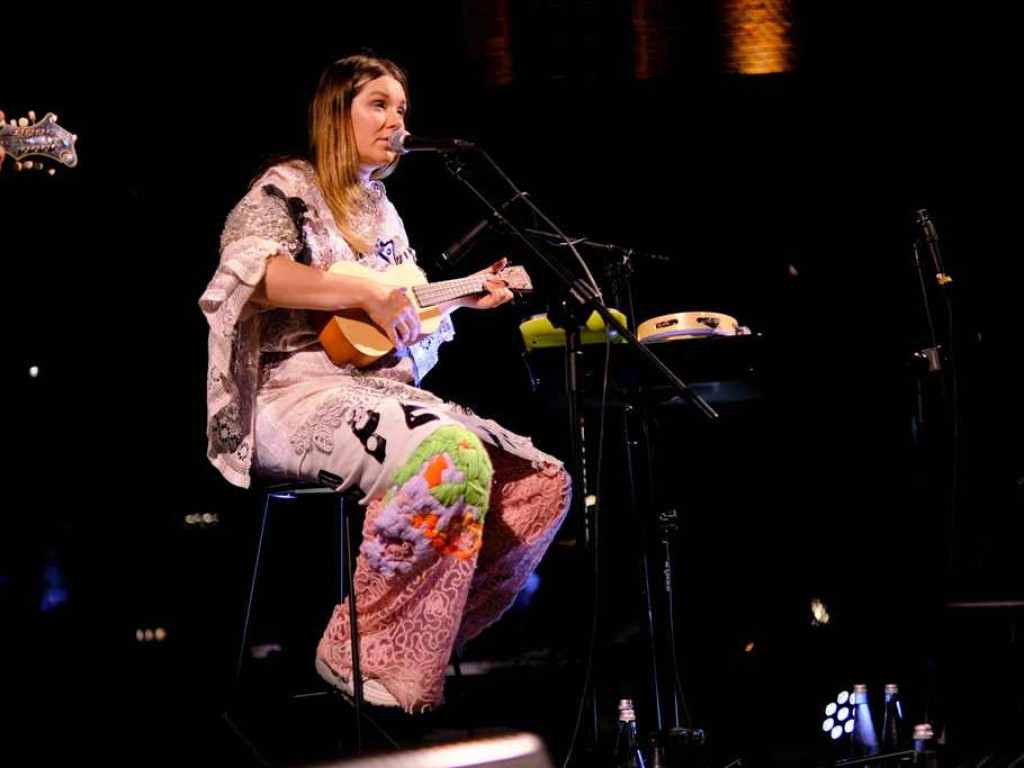 Karolina Czarnecka na letniej scenie Ostrowieckiego Browaru Kultury