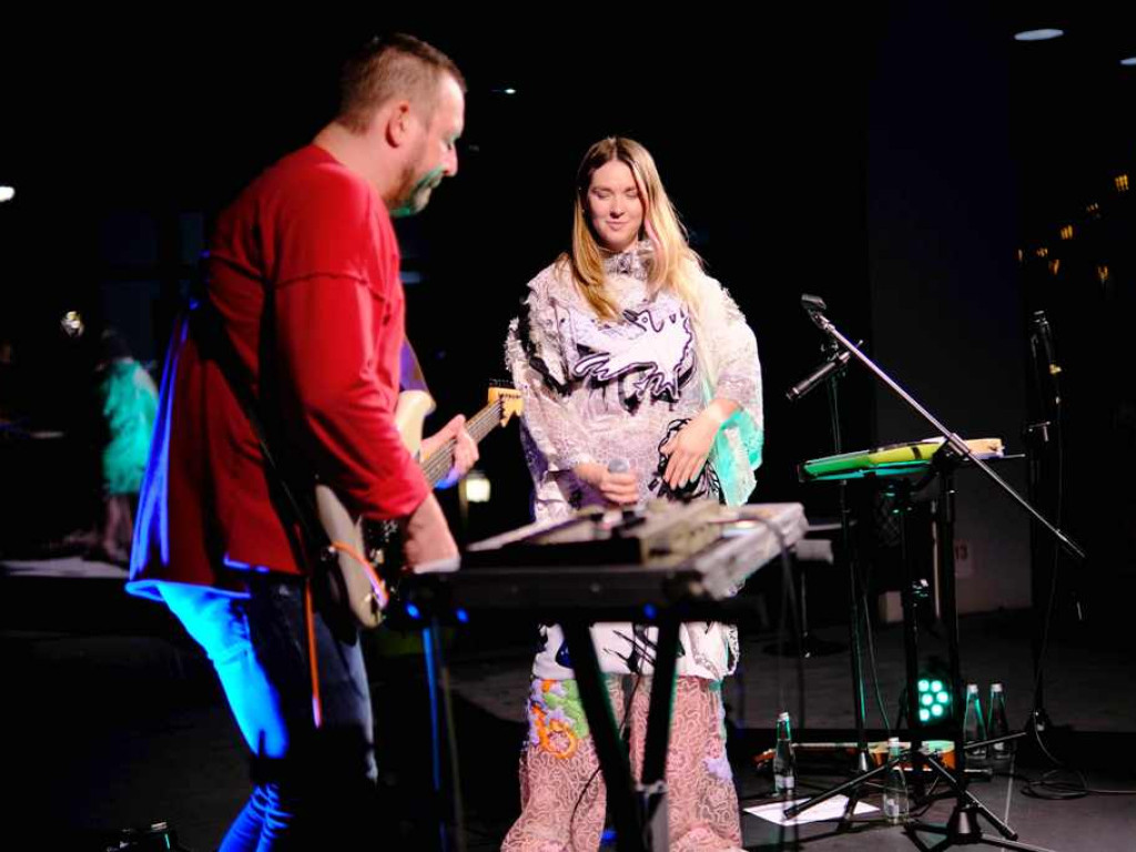 Karolina Czarnecka na letniej scenie Ostrowieckiego Browaru Kultury