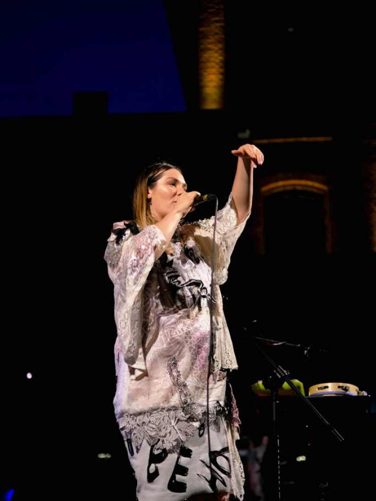 Karolina Czarnecka na letniej scenie Ostrowieckiego Browaru Kultury