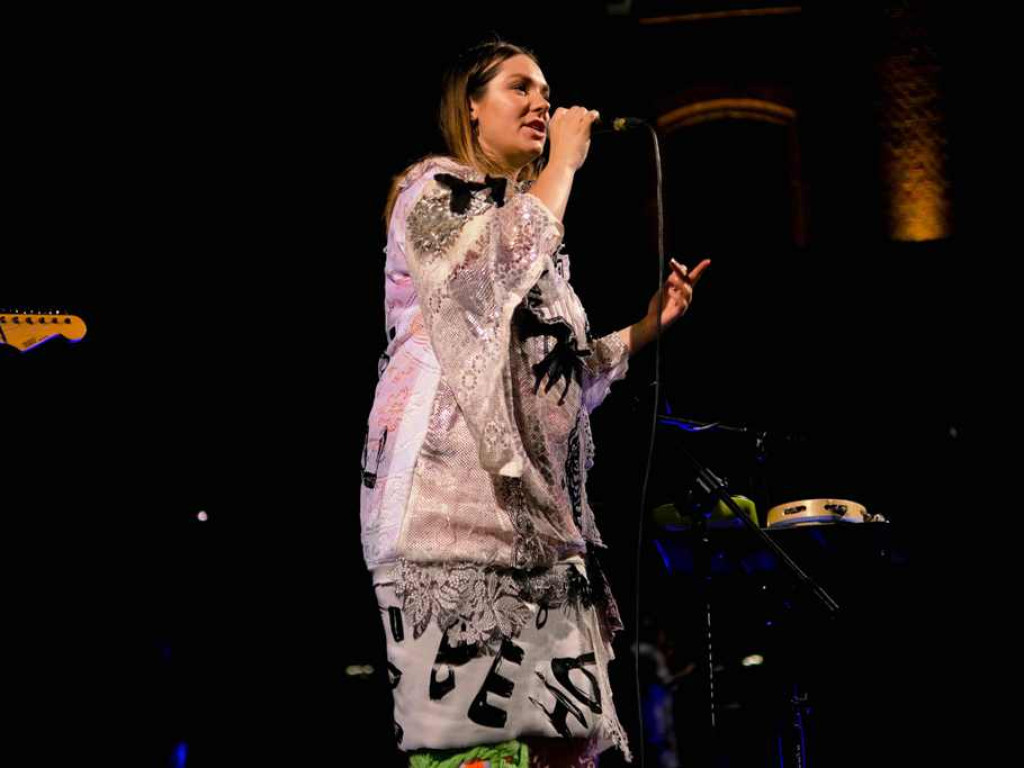 Karolina Czarnecka na letniej scenie Ostrowieckiego Browaru Kultury