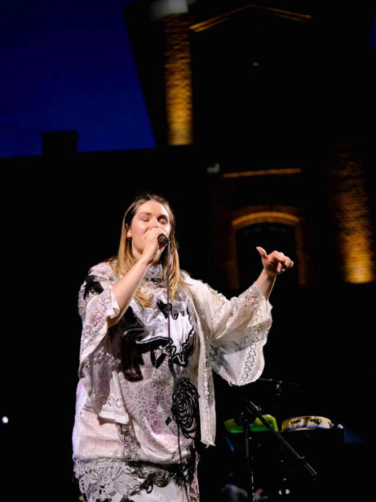 Karolina Czarnecka na letniej scenie Ostrowieckiego Browaru Kultury