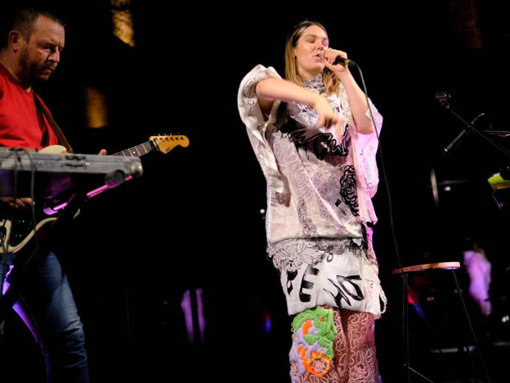 Karolina Czarnecka na letniej scenie Ostrowieckiego Browaru Kultury