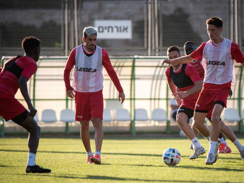 Niezwykły sparingpartner piłkarzy KSZO. Hapoel z Jerozolimy - klub, który jest własnością? kibiców!
