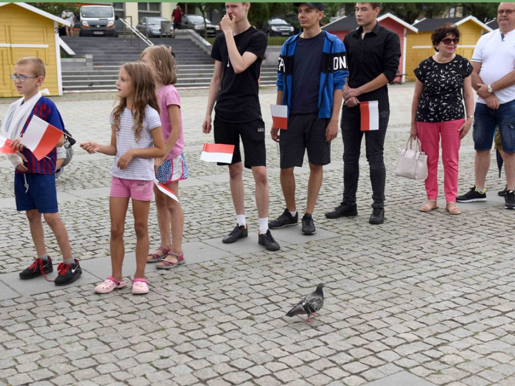 Żywym znakiem Polski Walczącej na ostrowieckim Rynku uczciliśmy 77  rocznicę wybuchu Powstania Warszawskiego