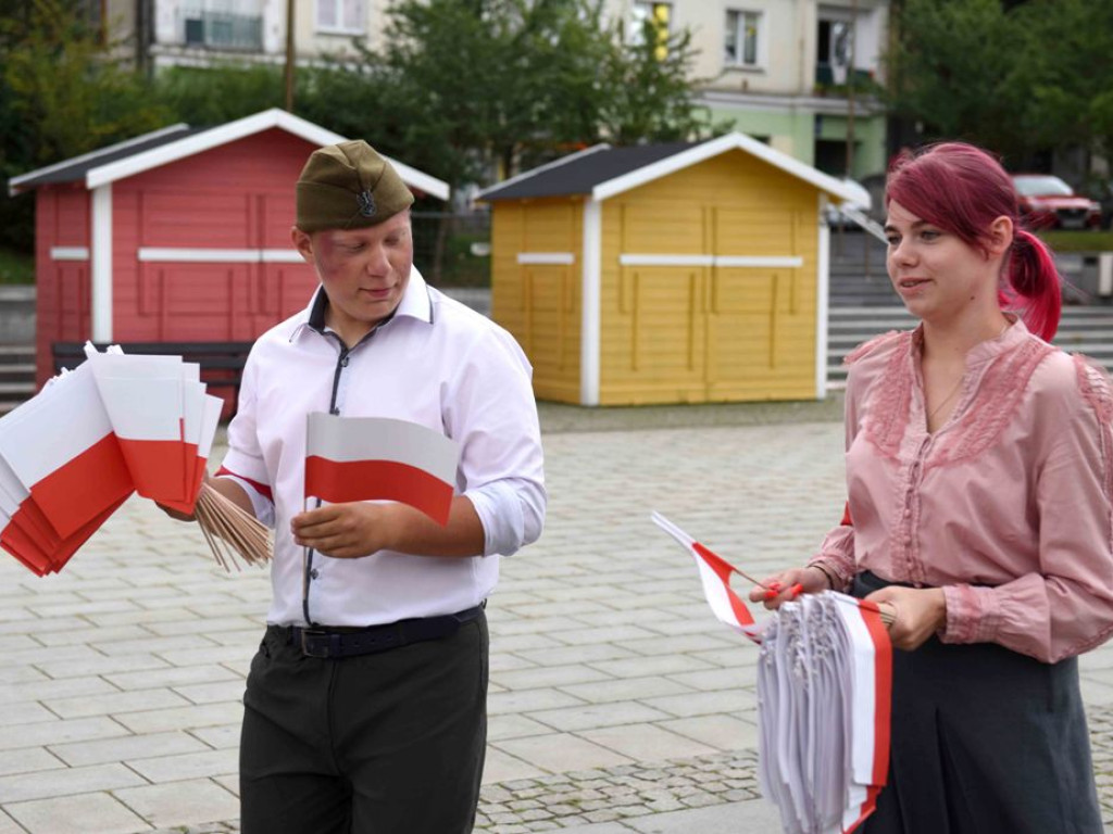 Żywym znakiem Polski Walczącej na ostrowieckim Rynku uczciliśmy 77  rocznicę wybuchu Powstania Warszawskiego